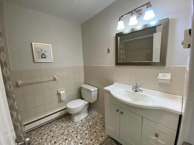 Building Photo - 637 Cove Rd
