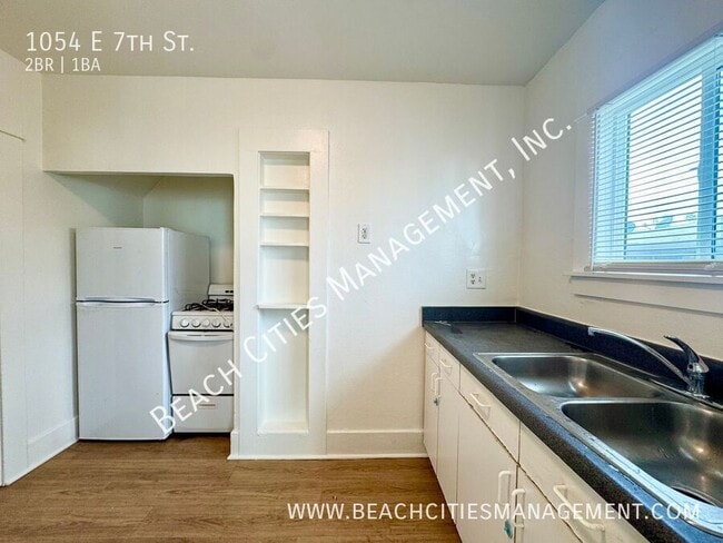 Building Photo - 1054 E 7th St