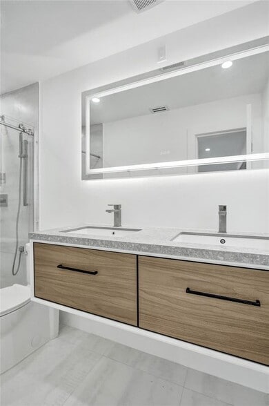 Building Photo - 1960 SE 5th Ct