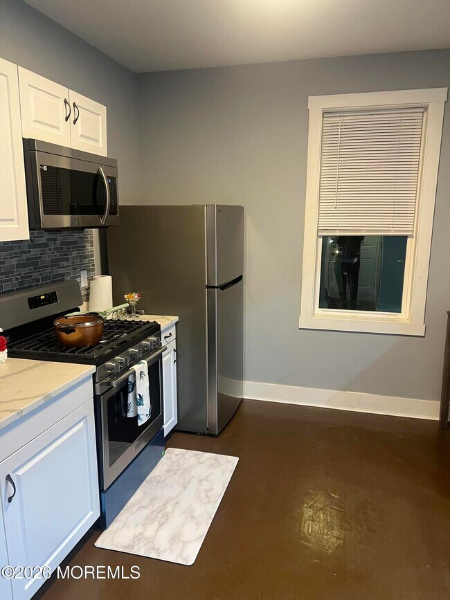 Building Photo - 922 4th Ave