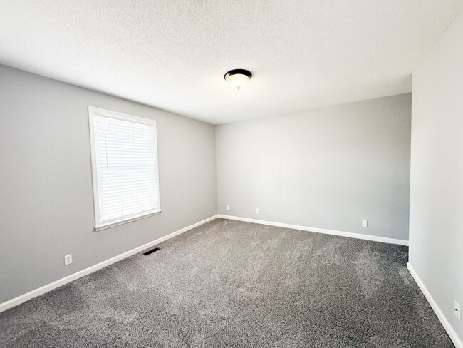 Building Photo - 3 Bedroom 2 Bathroom Home!