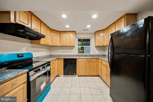 Building Photo - 4656 Evansdale Rd