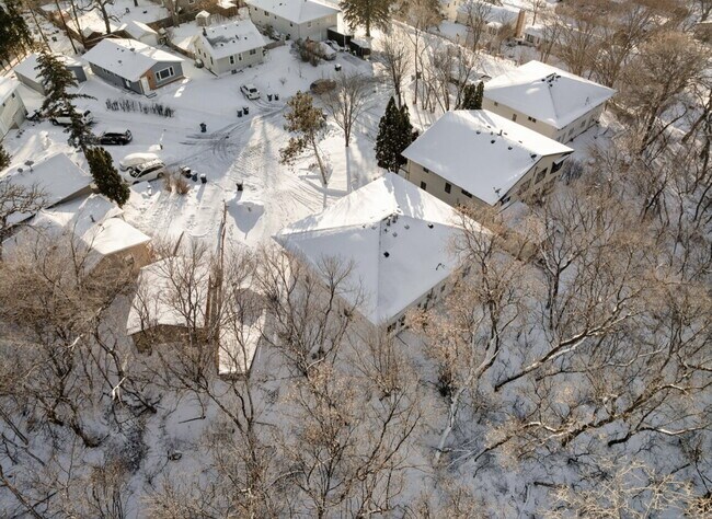 Building Photo - Nicely remodeled side by side duplex 3-Bed Home with Gleaming Hardwood Floors & New carpet in Hop...