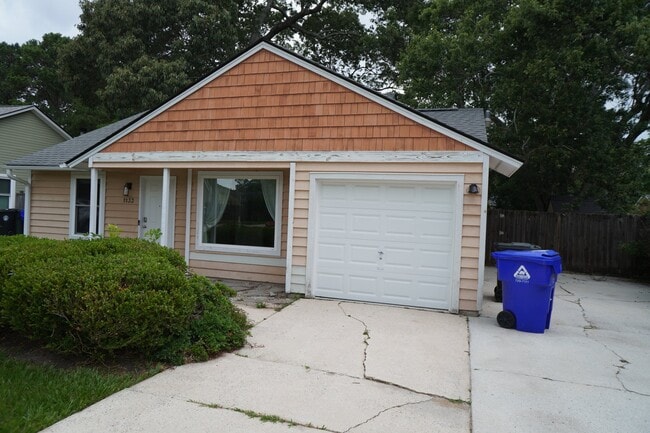 Building Photo - 1133 Oakcrest Dr
