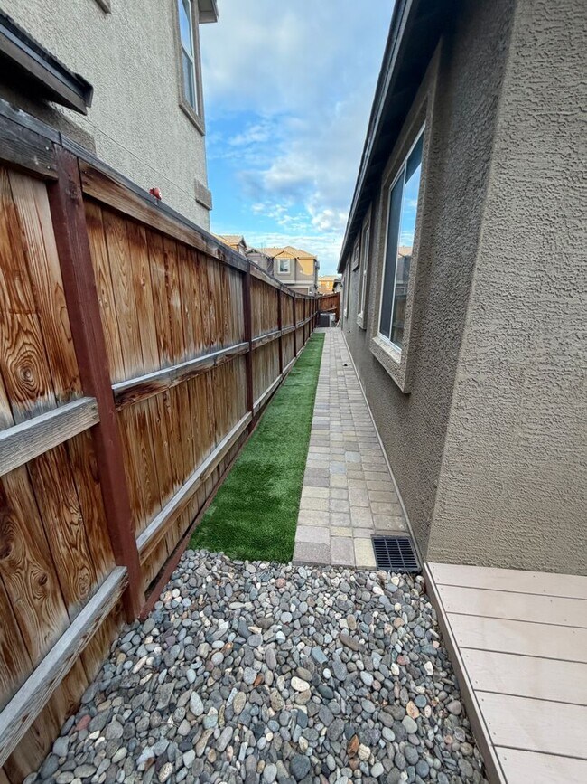 Building Photo - Elegant Low-Maintenance Living Near Golden Eagle & Kiley Lake!