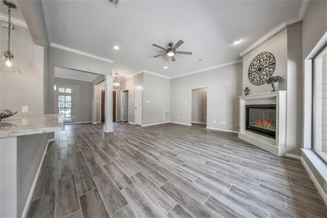 Building Photo - 10 Silent Brook Pl