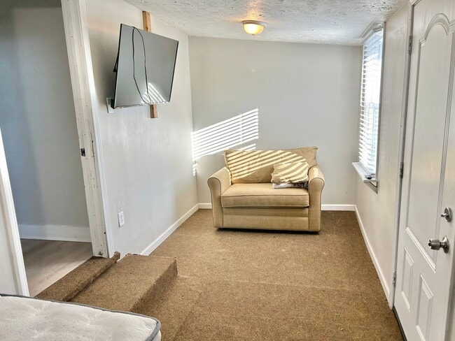 Building Photo - 2BR/1BA Home-Sweet-Home