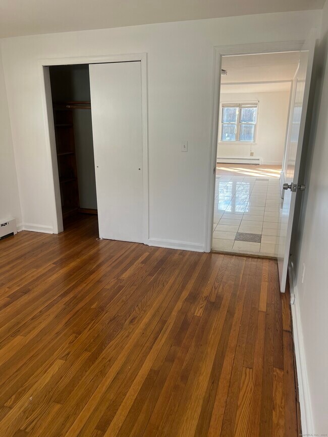 Building Photo - 565 Hart St