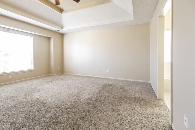 Building Photo - Spacious 4 Bedroom Home