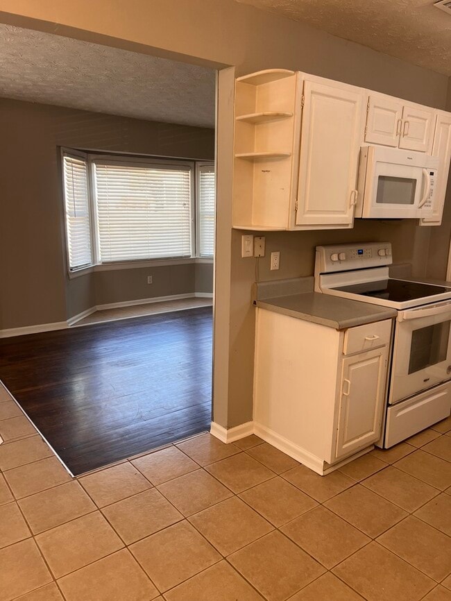 Building Photo - 227 Goldie Dr SE