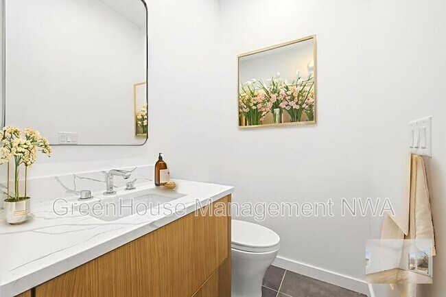 Building Photo - 838 SE 8th St