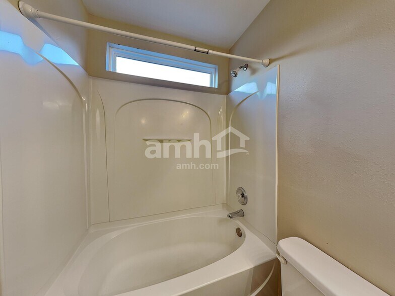 Building Photo - 802 Celtic Crossing Dr