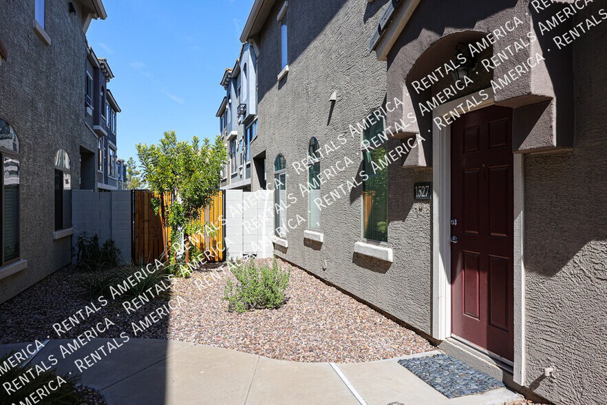 Building Photo - 2402 E 5th St