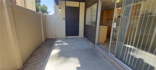 Building Photo - 1420 E Vegas Valley Dr