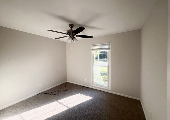 Building Photo - Brick one level home, Live Oak Tree, 3-4 bedrooms, fenced yard, deck.