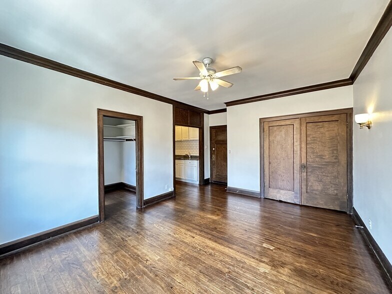 Building Photo - 1367 E 53rd St