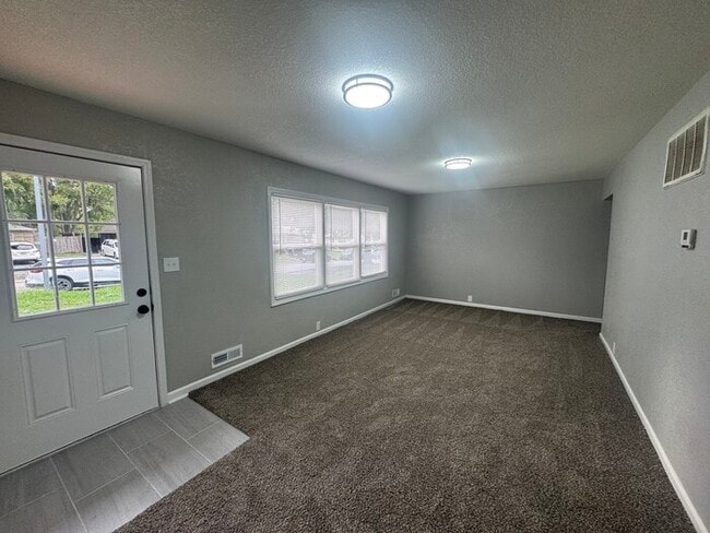 Building Photo - Spacious & Bright 3-Bed, 2-Bath Home in Fa...