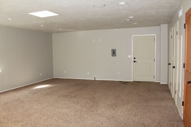 Building Photo - Huge Playroom - Family Room!