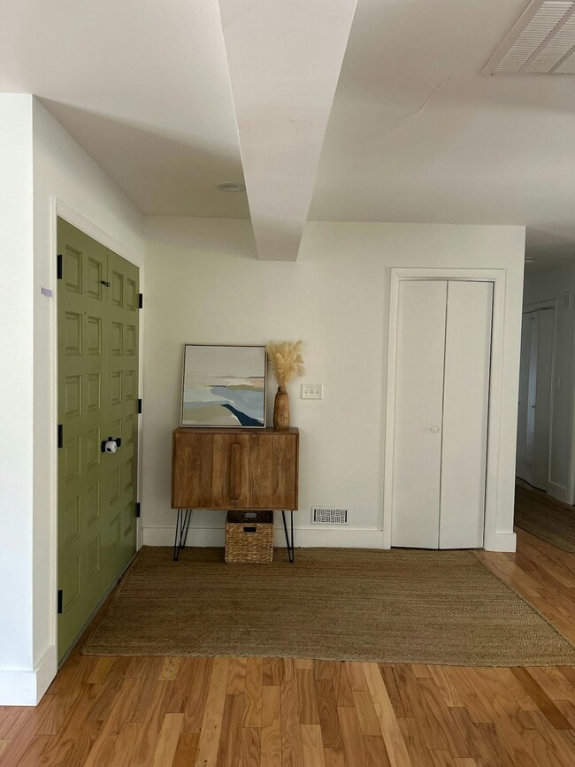 Building Photo - 104 Jerdone Rd