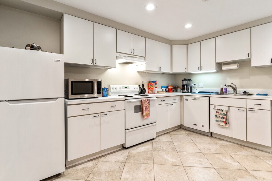 Kitchen - 1304 Belmont St NW