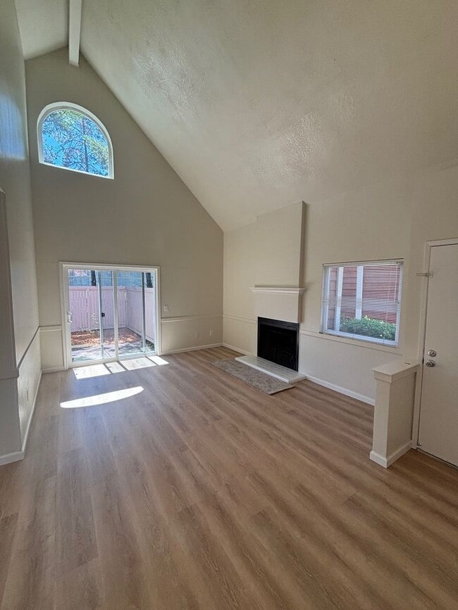 Building Photo - Updated 3 bedroom 2 bathroom Bennett Valle...