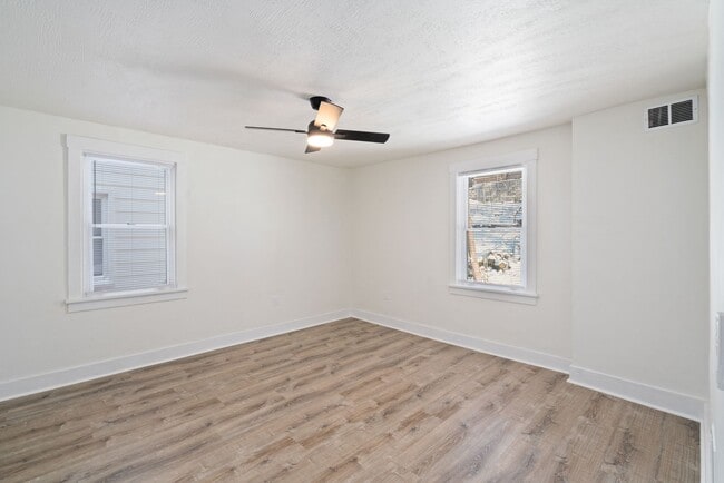 Building Photo - Stunning 4 bedroom home in Brookline available now!