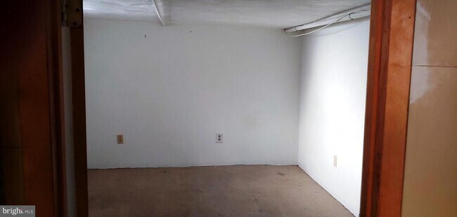 Building Photo - 613 Sampson Ave