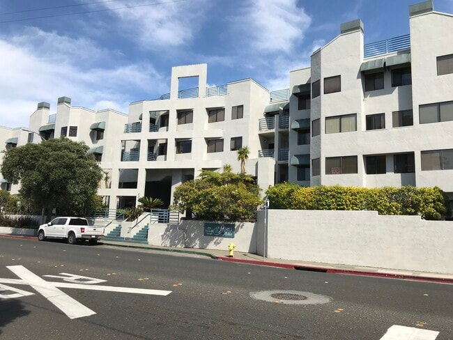 Primary Photo - 320 Peninsula Ave
