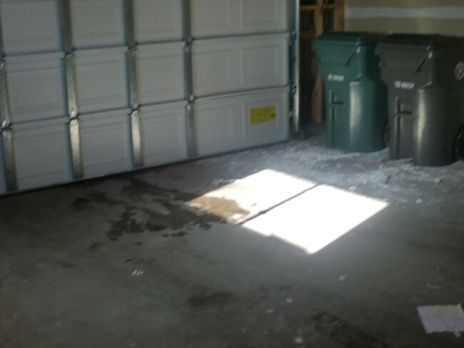 Building Photo - COMING IN AUGUST! Nice 4-bed Townhouse in ...