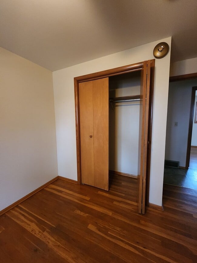 Building Photo - 3 bedroom 2 bath with garage