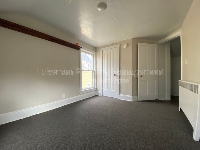 Building Photo - 415-417 W Oak