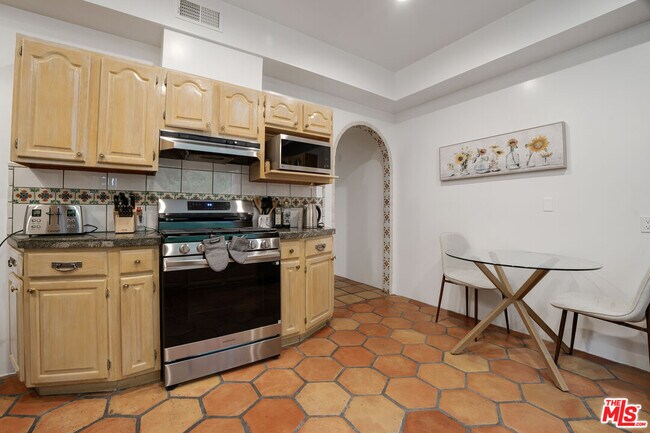 Building Photo - 10160 Cielo Dr