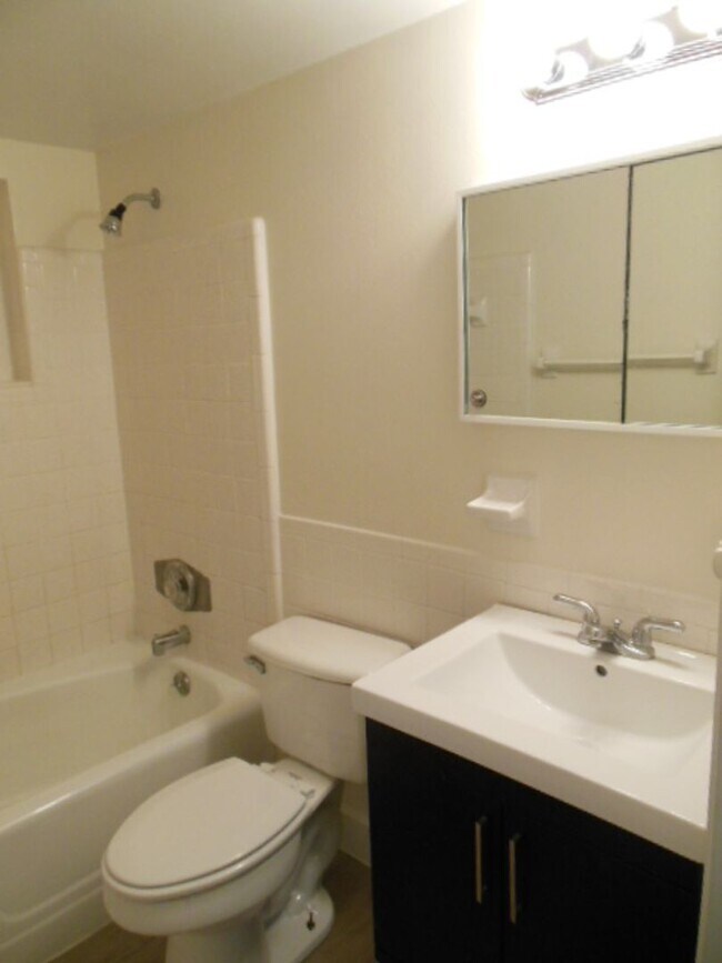 Building Photo - 404 Oakhurst St