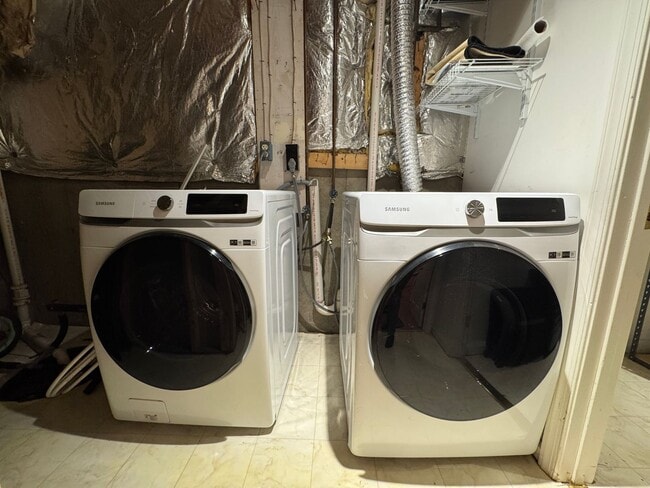 Building Photo - Gorgeous 3 Bed 2/2 Bath Interior Townhome In Little Rocky Run