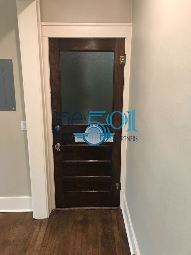 Building Photo - *New Price*  Newly Renovated Immaculate Co...