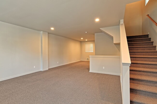 Building Photo - Spacious Townhome - 2 Primary Bedroom Suites