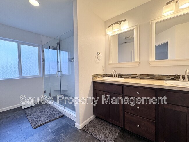 Building Photo - 4017 SE Lone Oak St