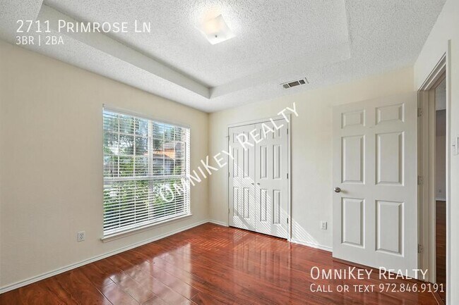 Building Photo - 2711 Primrose Ln