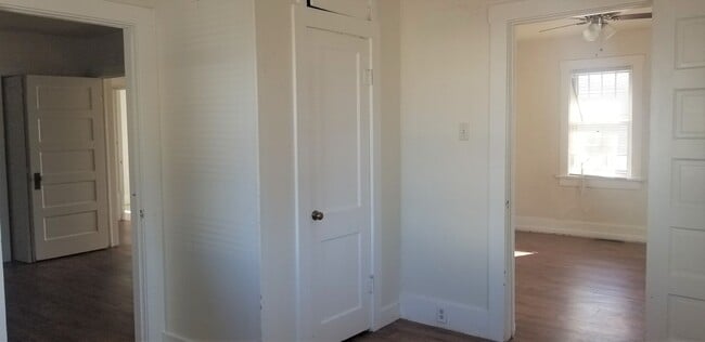 Building Photo - 1920's Farmhouse in Lakewood - Month to Month Short Term Only