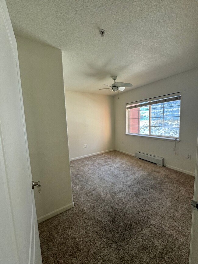 Building Photo - 3BD/2BA New Castle Apartment | 2-Car Garage| 1 Month FREE