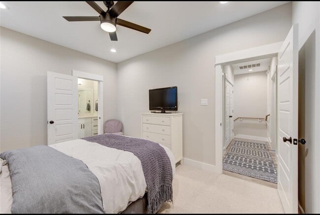 Building Photo - 704 Pinemont Dr