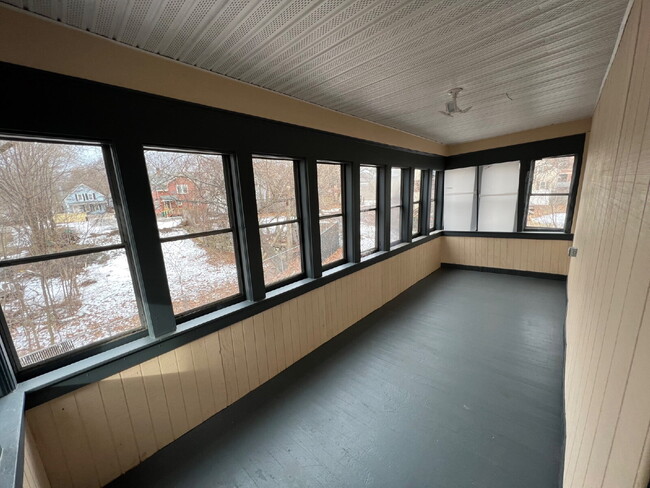 Building Photo - Recently updated 2nd floor 3-bedroom unit located on a quiet dead-end street!
