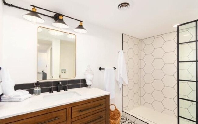 Building Photo - Option with 1 Month Free rent! 1 Bedroom with UTILITIES included!