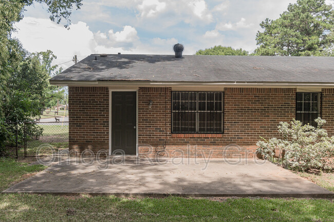 Building Photo - 6114 Pinebrook Dr