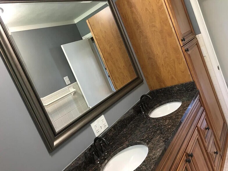 Building Photo - 131 N Hillsdale Dr