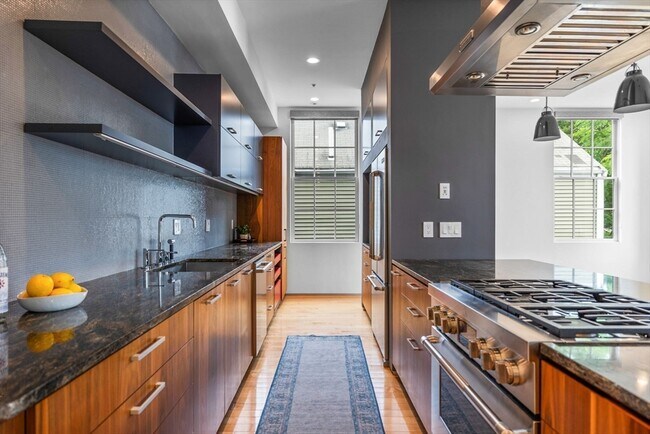 Building Photo - 618 E 2nd St