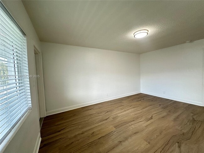 Building Photo - 110 NE 19th Ave