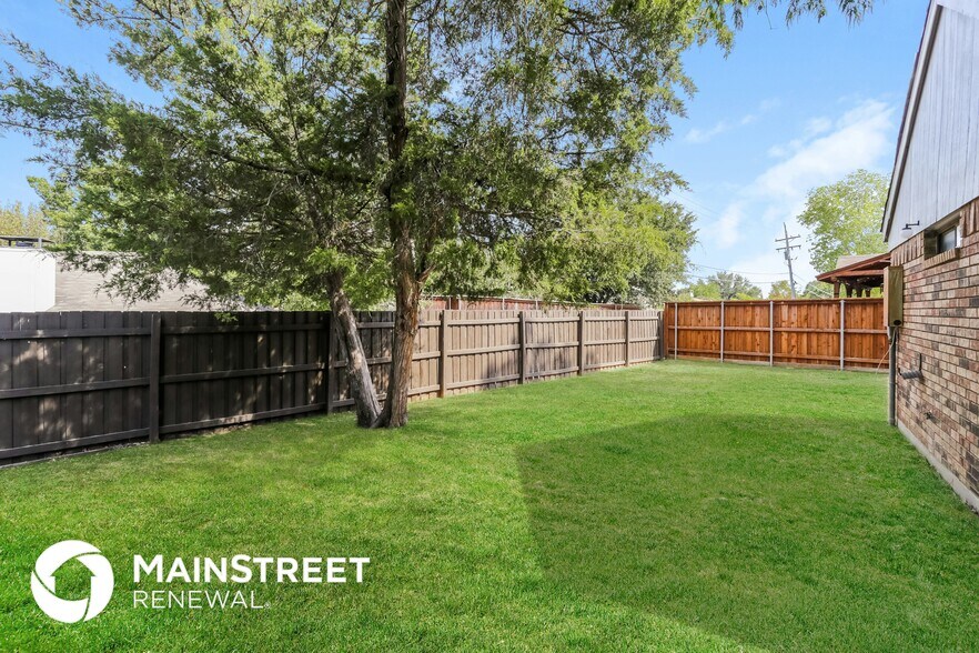 Building Photo - 2401 Cypress Dr