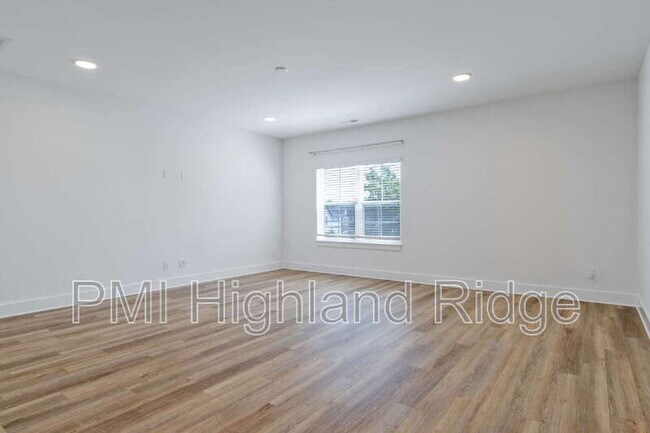 Building Photo - 700 N Dupont Ave