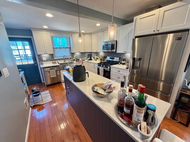 Building Photo - Beautiful Benning 3 Bedroom Renovated Bungalow Home with Yard, Parking, W/D.